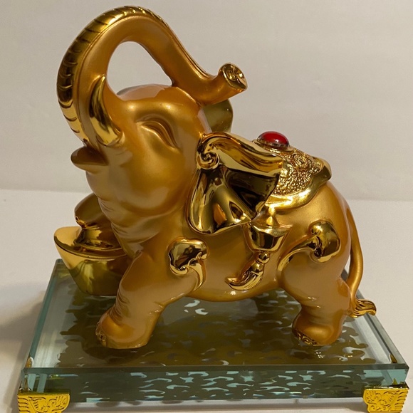 GoldCraving Lucky Elephant Shui Statue Red Diamond with Yuan Bao on Glass Base